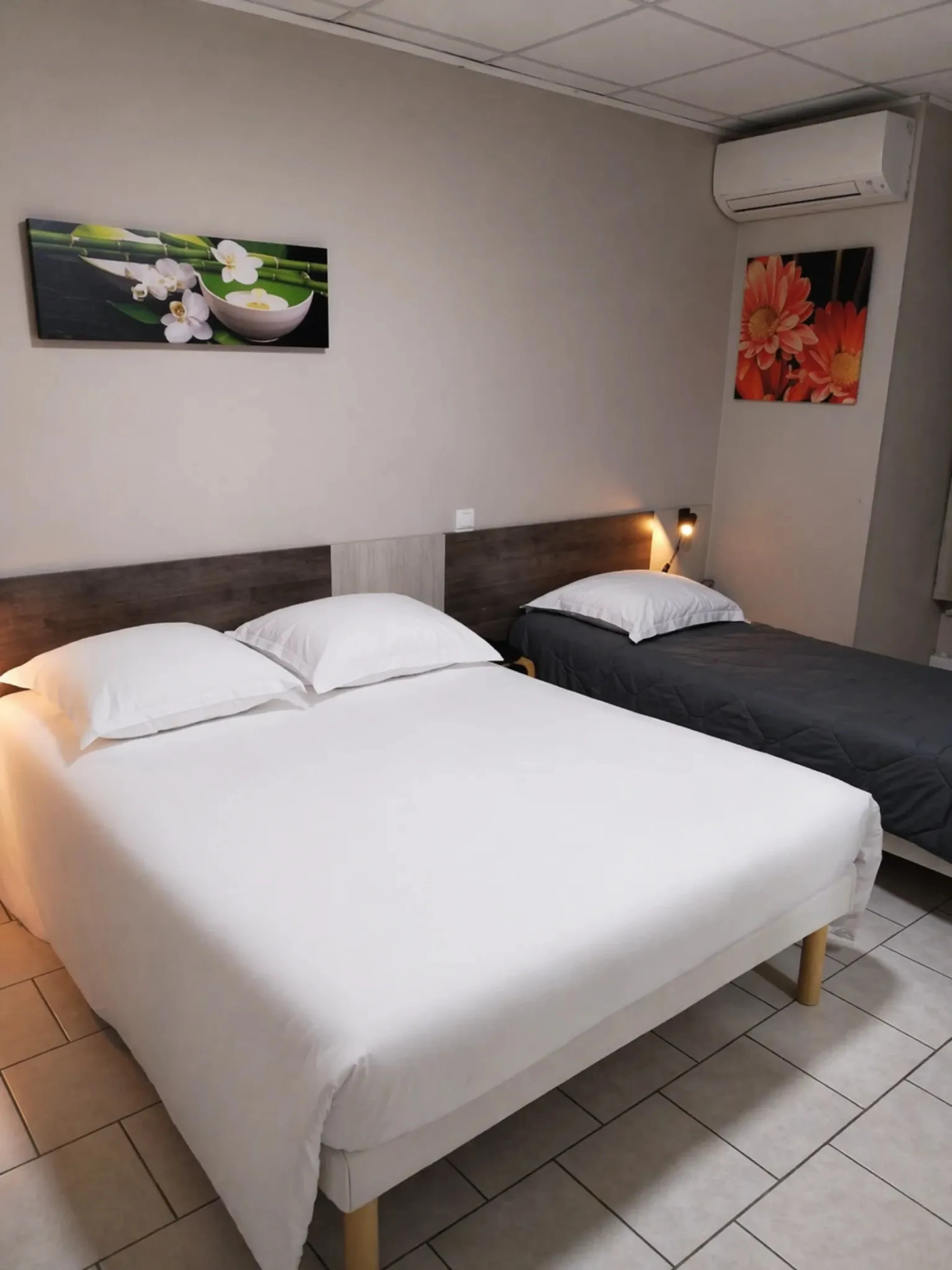 Chambre Confort triple Hôtel Le Petit Logis proche Chinon